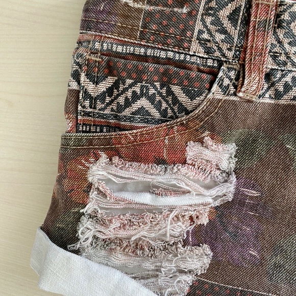 BILLABONG Red Floral Distressed Denim Shorts Sz 10 - Picture 4 of 9